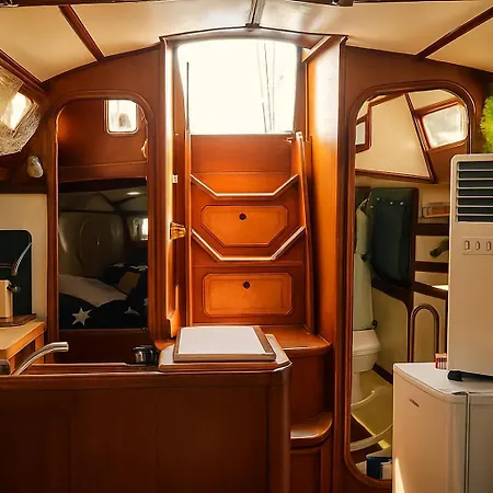 Vacations In A Sailboat Bateau-hôtel Lisboa