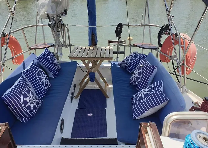 Vacations In A Sailboat Botel Lissabon