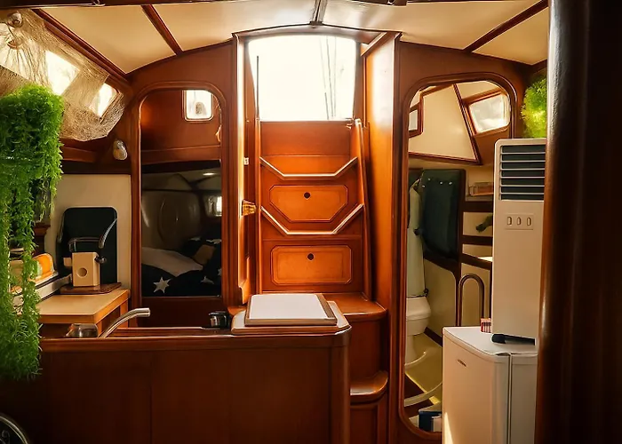 Vacations In A Sailboat Botel Lissabon