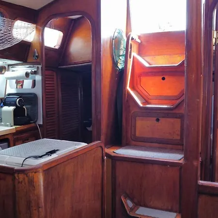 Vacations In A Sailboat Hotel na wodzie *