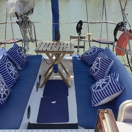 Vacations In A Sailboat Botel Lissabon