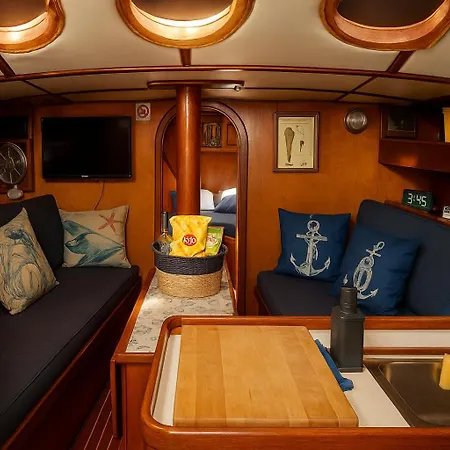 船上ホテル Vacations In A Sailboat *