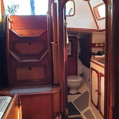 Botel Vacations In A Sailboat Lissabon