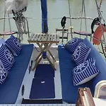 Vacations In A Sailboat Hotel en barco Lisboa